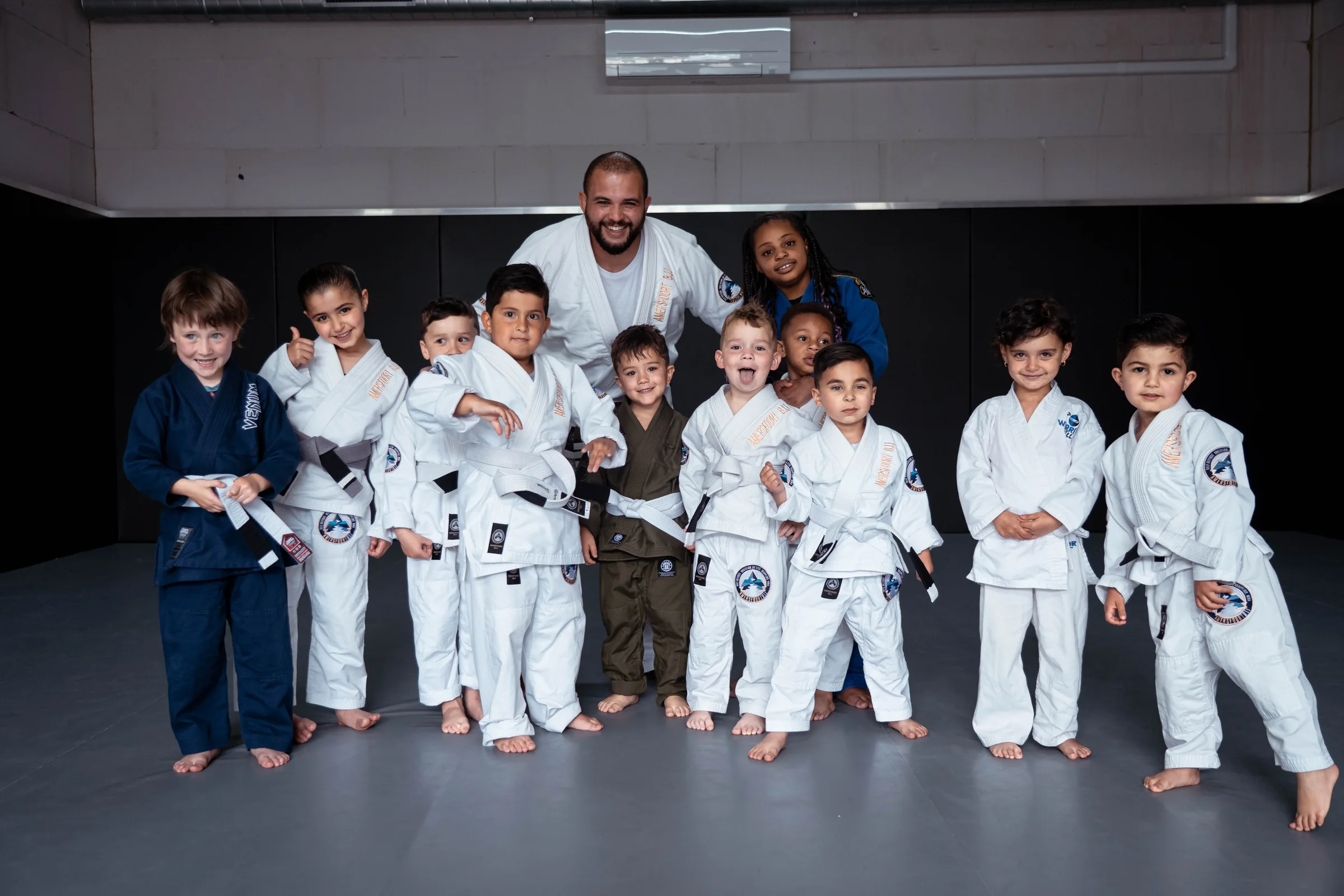 Groepsfoto van de kinderklas van Amersfoort BJJ met hun trainer